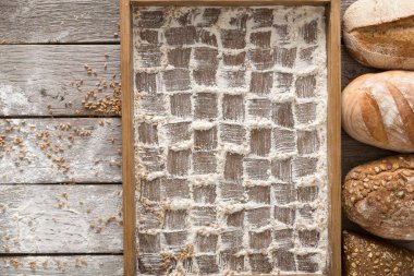 Ekmek fırın arka plan. Kahverengi ve beyaz buğday tahıl somun, che