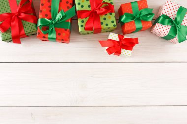 Noel hediye kutuları, ahşap masa arka plan üzerinde Üstten Görünüm.