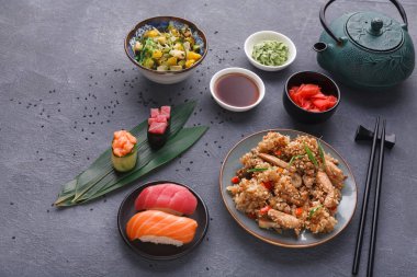 Tablo ile Asya yemekleri servis