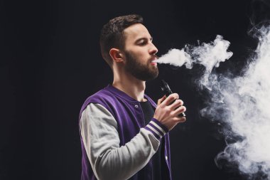 Vaping e-sigara duman siyah ile genç adam