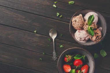 Dondurma ve ahşap üzerine çilek bölümünü