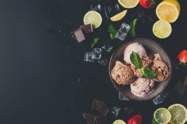 Porsiyon meyve siyah ile dondurma kaşık toz