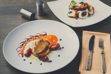 Kavrulmuş kaz ciğeri tarihi meyve ve elma ile