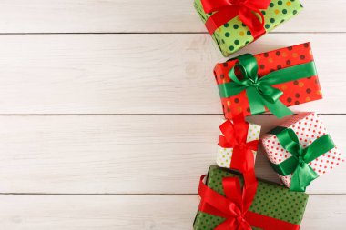 Noel hediye kutuları, ahşap masa arka plan üzerinde Üstten Görünüm.