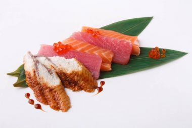 Sashimi beyaz izole bambu yaprak üzerinde ayarla