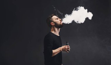 Vaping e-sigara duman siyah ile genç adam