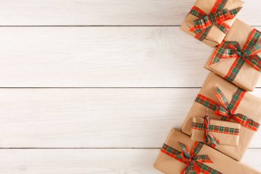 Ahşap arka plan üzerinde herhangi bir tatil için renkli mevcut kutuları