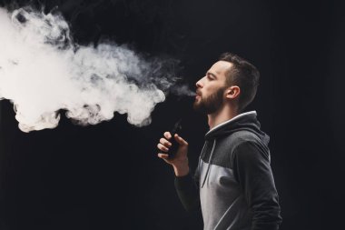 Vaping e-sigara duman siyah ile genç adam