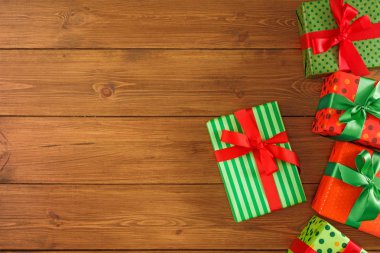 Renkli paketleri yılbaşı, Sevgililer günü veya doğum günü için kırmızı, yeşil şeritler ile sınır. Üstten Görünüm, kopya alanı