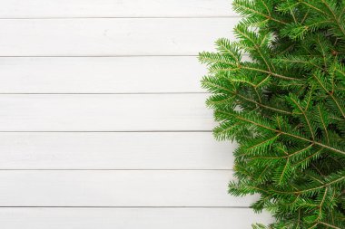 Noel ağacı dalları arka planda