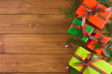 Noel hediye kutuları, ahşap masa arka plan üzerinde Üstten Görünüm.