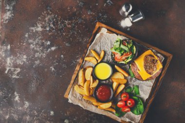 Hamburger menü üzerinde ahşap tepsi üstten görünüm götürün