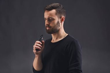 Vaping e-sigara siyah genç adam