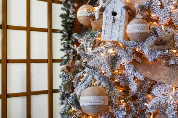 Arbre décoré de Noël béatifique dans des lumières brillantes — Photo