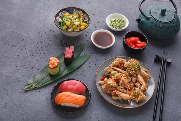Podává tabulka s asijskou kuchyní — Stock fotografie