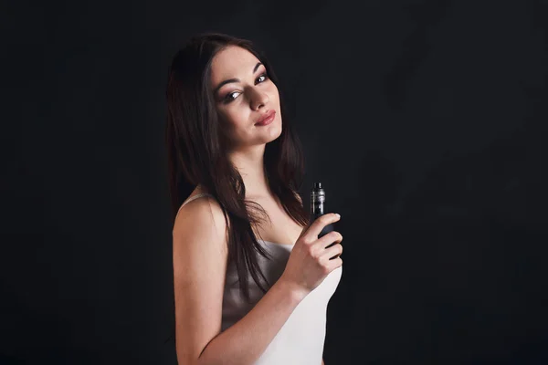 Jovem mulher vaping e-cigarro em preto — Fotografia de Stock