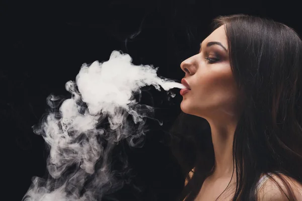 Junge Frau verdampft E-Zigarette mit Rauch auf schwarzer Nahaufnahme — Stockfoto