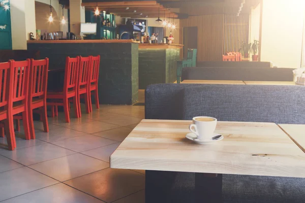 Interior del restaurante moderno, taza de café en la mesa — Foto de Stock