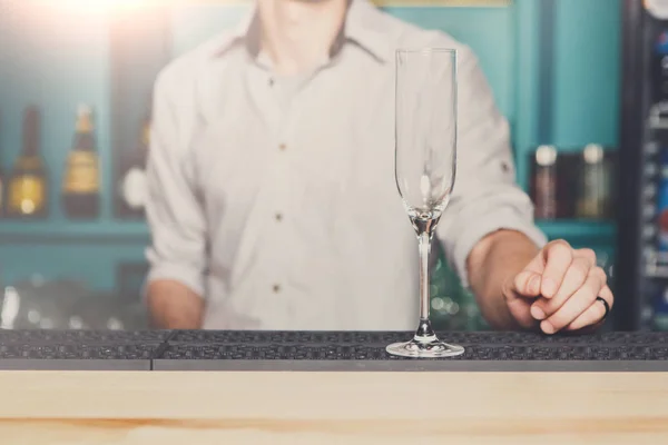 Cantinero con copa de champán vacía en el bar — Foto de Stock