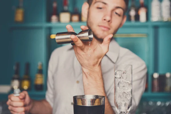 Barman gieten siroop in het meten van glas — Stockfoto