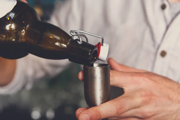 Barman gieten siroop in het meten van glas — Stockfoto