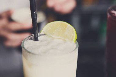 Köpüklü Hindistan cevizi pina colada kokteyli, yakın çekim