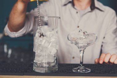 Barmen kokteyl closeup için buz yapma