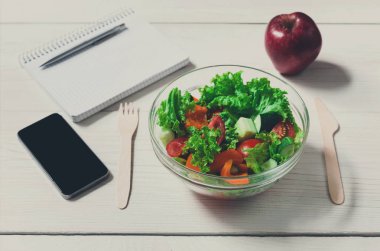 Sağlıklı bir iş öğle yemeği aperatif ofis, sebze salatası Üstten Görünüm