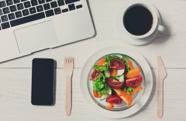 Sağlıklı bir iş öğle yemeği aperatif ofis, sebze salata kasesi
