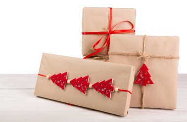 Yeşil kağıt beyaz tahta üzerinde Noel tatil hediye kutuları