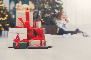 Noel kutuları bant kırmızı kurdele closeup ile