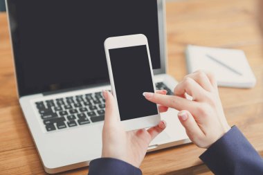 Kadın laptop ve smartphone kullanarak, yakın, yan görüntülemek,