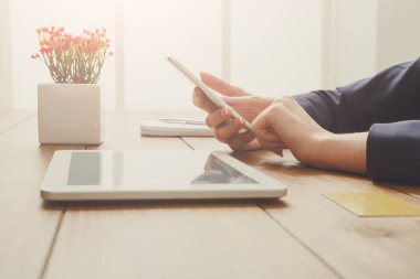 Kredi kartı ile ödeme için telefon kullanarak Womans