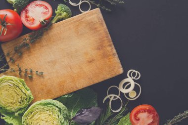 Çerçeve kopya alanı ahşap zemin üzerine taze sebze