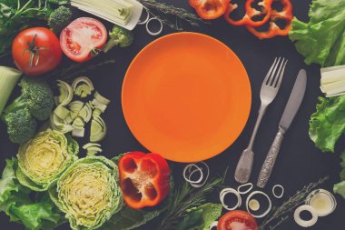 Çerçeve kopya alanı ahşap zemin üzerine taze sebze