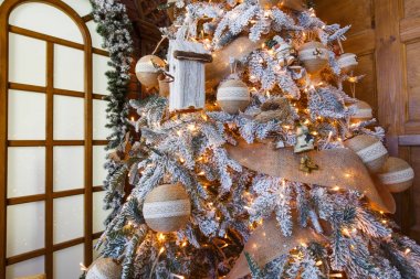 Güzel Noel ağacı ışıkları parlayan süslenmiş