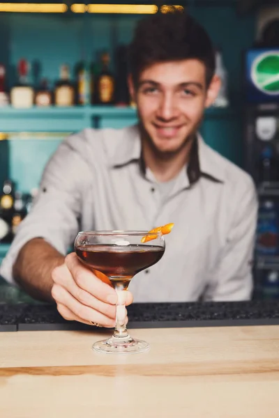 Cantinero ofrece cóctel alcohólico en el bar — Foto de Stock