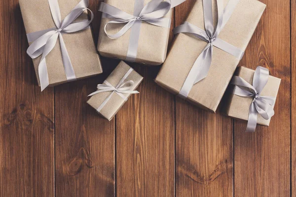 Regalos en cajas de regalo sobre marco de madera —  Fotos de Stock