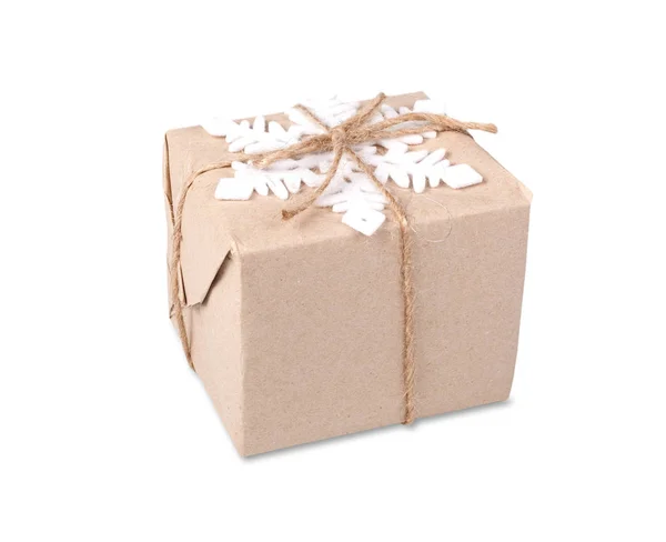 Boże Narodzenie pudełko w paper craft na białym tle — Zdjęcie stockowe