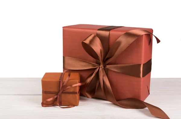 Рождественские подарочные коробки завернутые в бумагу на белом дереве — стоковое фото