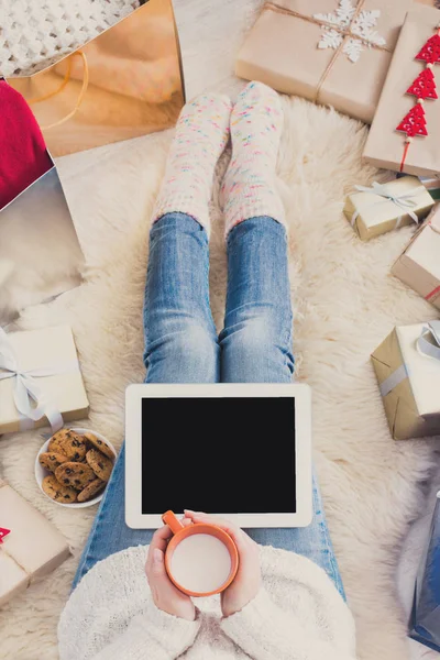 Tablet, üstten görünüm ile online alışveriş kadın