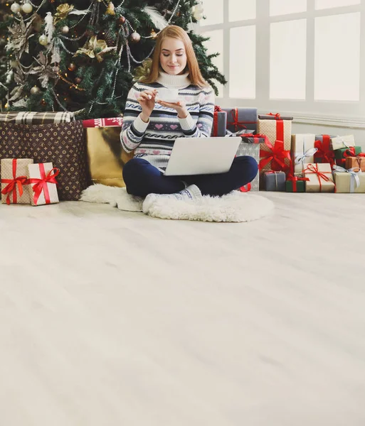 Donna shopping online preparazione a Natale — Foto Stock