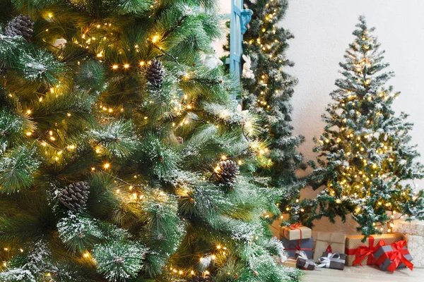 Διακοσμημένα χριστουγεννιάτικα δέντρα σε γιρλάντα λαμπερό φόντο — Φωτογραφία Αρχείου