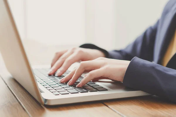 Affärskvinna med laptop på arbetsplatsen, närbild — Stockfoto