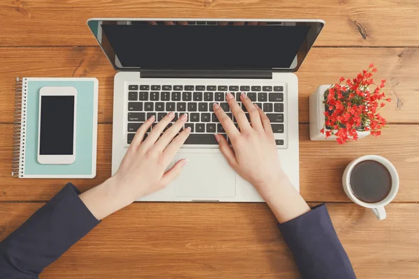 Kahve Dükkanı, yakın çekim, üstten görünüm içinde laptop kullanan kadın