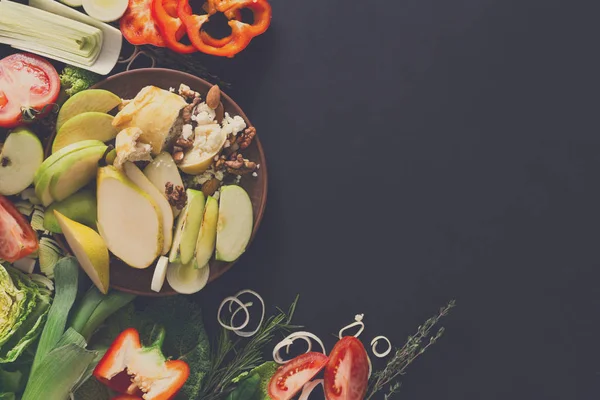 Çerçeve kopya alanı ahşap zemin üzerine taze sebze