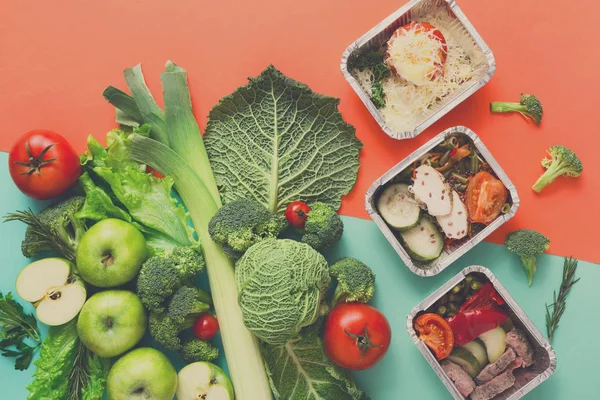 Düz yeşil sebze parlak zemin üzerinde yatıyordu