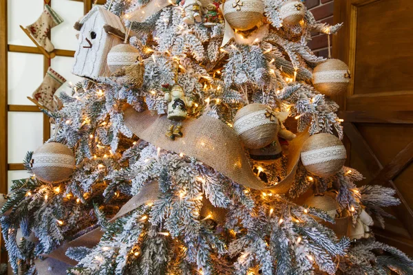 Güzel Noel ağacı ışıkları parlayan süslenmiş