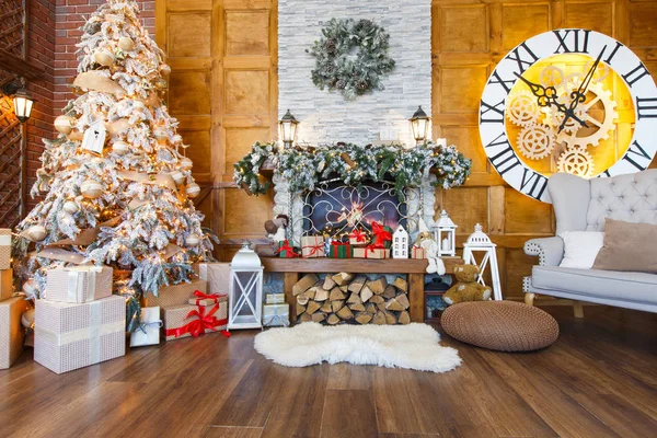 Cozy christmas interior with fir tree and fireplace — Stock Photo, Image