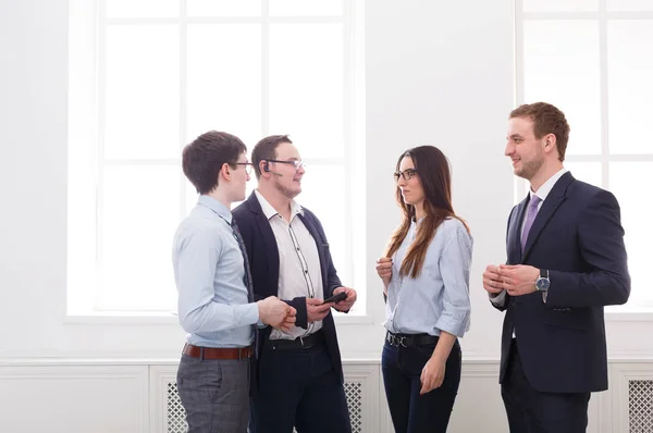 Reunión corporativa en la oficina, los empresarios discuten los resultados del trabajo — Foto de Stock